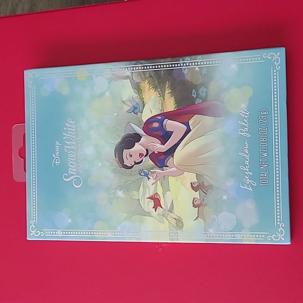 Disney Snow White and the Seven Dwarfs Eye Shadow Palette 12 Shades NWT Sealed